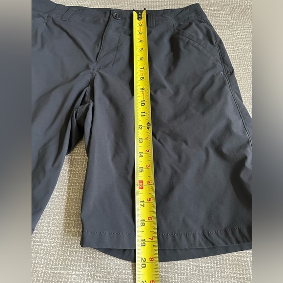 Under Armour Men’s Black Flat Front Lightweight Short Size 34 - Picture 8 of 10